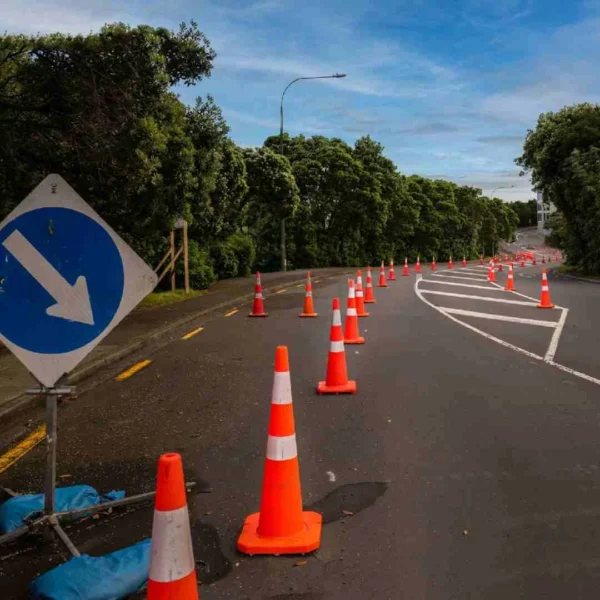 5.10 KG   750 MM, Haxagonal  Cones with Reflective Strips and Chain Road Safety Construction Zones Parking Areas 1 Piece - Image 4